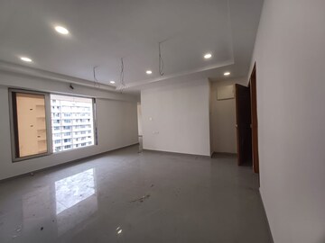 Room in 2.5 BHK Apartment at Paramount Delux Mahal, Bandra West – for Rent