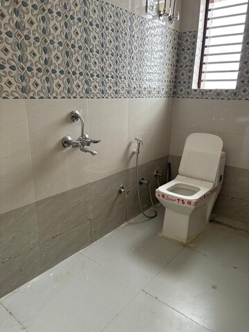 Bathroom in 1 RK Builder Floor at Unitech Arcadia, South City 2 – for Rent
