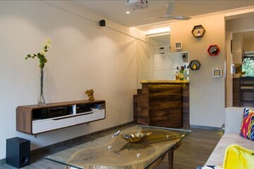 Room in 3 BHK Apartment at Khar West – for Rent