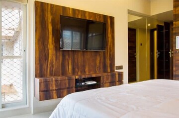 Room in 3 BHK Apartment at Khar West – for Rent