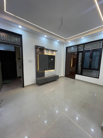 Room in 3 BHK Builder Floor at Aman Plaza, Shakti Khand iv – for Rent