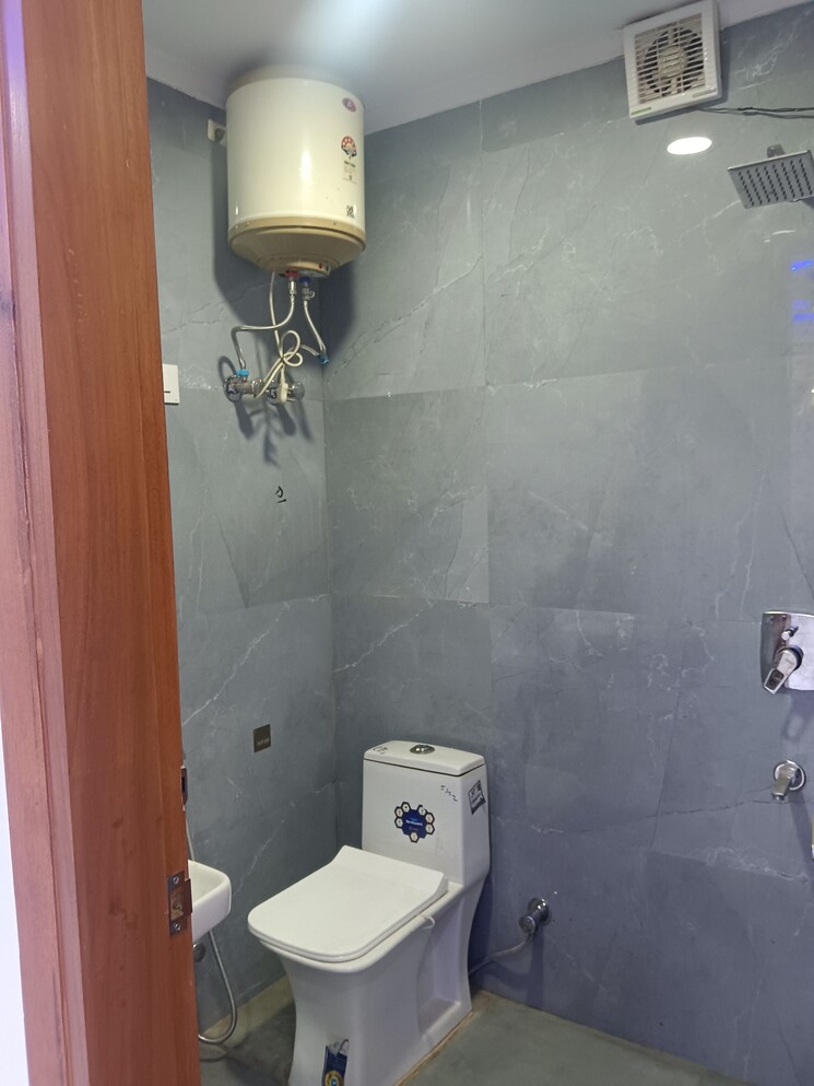 Bathroom, panchsheel vihar 4 Bedroom 1215 Sq.Ft. Builder Floor In Panchsheel Vihar Delhi 8033288