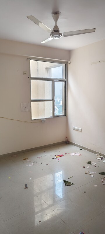Room in 3 BHK Apartment at Omaxe Residency, Gomti Nagar – for Rent