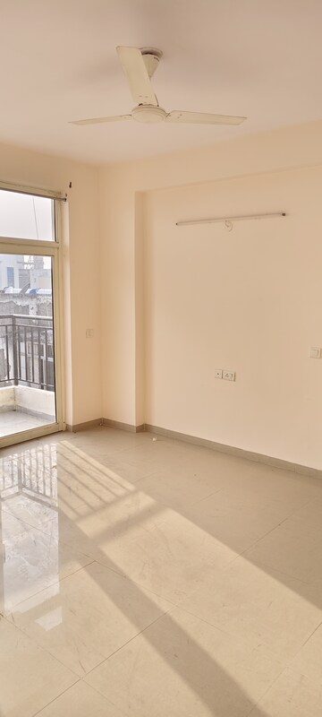 Room in 3 BHK Apartment at Omaxe Residency, Gomti Nagar – for Rent