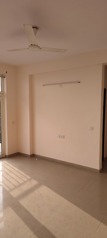 Room in 3 BHK Apartment at Omaxe Residency, Gomti Nagar – for Rent