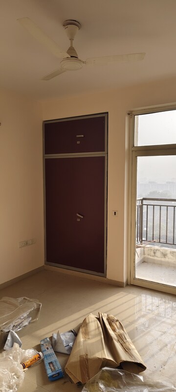 Room in 3 BHK Apartment at Omaxe Residency, Gomti Nagar – for Rent
