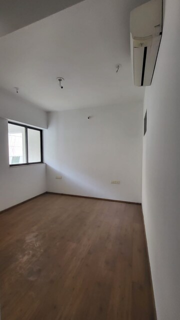 Room in 2.5 BHK Apartment at Lodha Lakeshore Greens, Dombivli East – for Rent