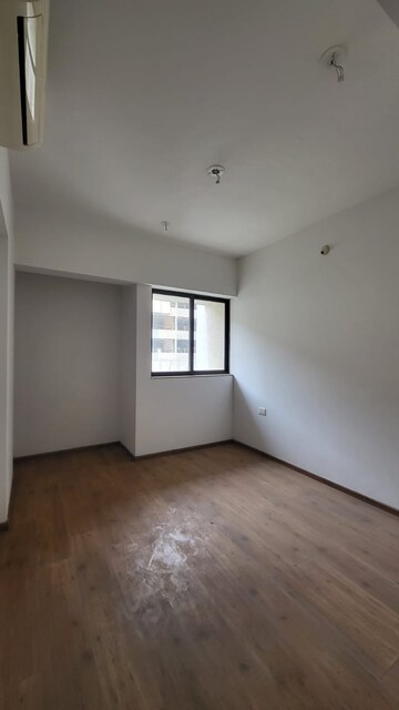 Room in 2.5 BHK Apartment at Lodha Lakeshore Greens, Dombivli East – for Rent
