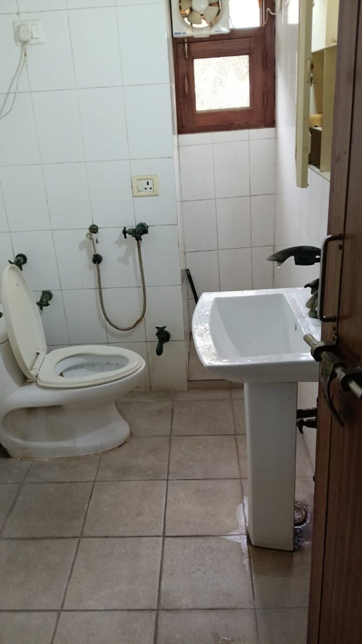 Bathroom, vasundhara enclave 3.5 Bedroom 1450 Sq.Ft. Apartment In Vasundhara Enclave Delhi 8033485