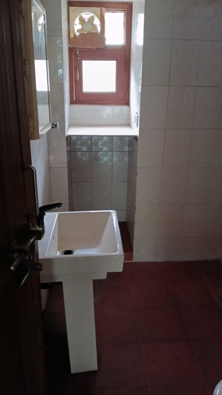 Bathroom, vasundhara enclave 3.5 Bedroom 1450 Sq.Ft. Apartment In Vasundhara Enclave Delhi 8033485