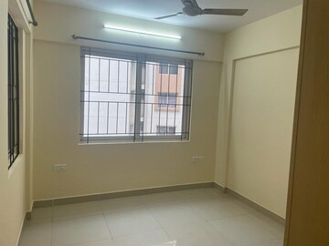 Room in 2 BHK Apartment at Ozone Evergreens, Harlur – for Rent