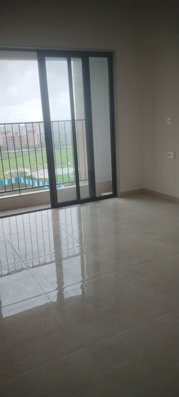Room in 2 BHK Apartment at Sunteck Maxxworld, Naigaon East – for Rent