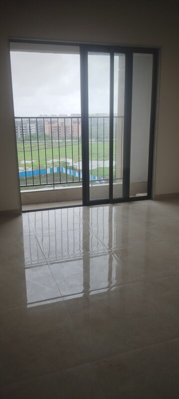 Room in 2 BHK Apartment at Sunteck Maxxworld, Naigaon East – for Rent