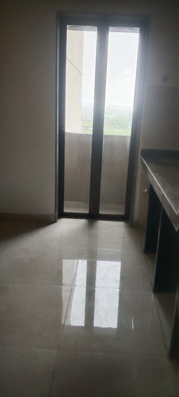 Room in 2 BHK Apartment at Sunteck Maxxworld, Naigaon East – for Rent