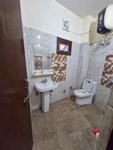 Master Bedroom in 1 BHK Builder Floor at Gms Road – for Rent