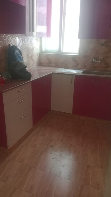 Room in 2 BHK Apartment at Amrapali Golf Homes, Sector 4, Greater Noida – for Rent