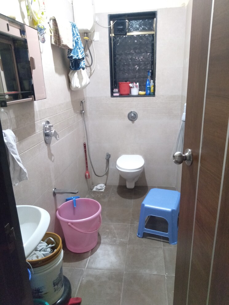 Bathroom, sumit-artista 2 Bedroom 600 Sq.Ft. Apartment In Santacruz East Mumbai 8033916