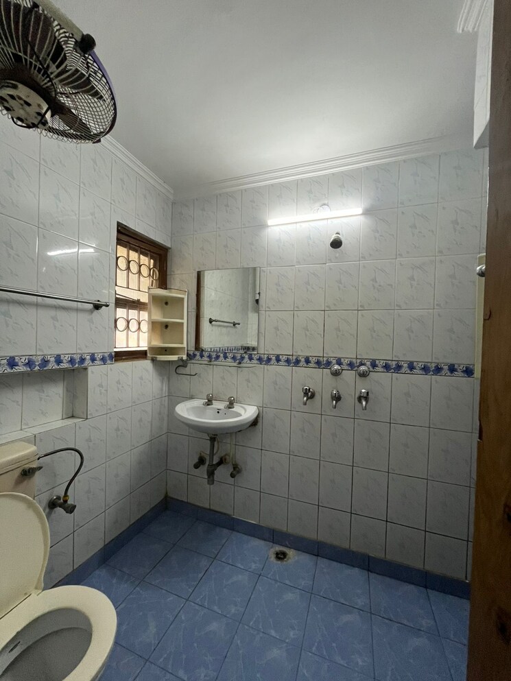Bathroom, vasant kunj 3 Bedroom 1700 Sq.Ft. Apartment In Vasant Kunj Delhi 8033933
