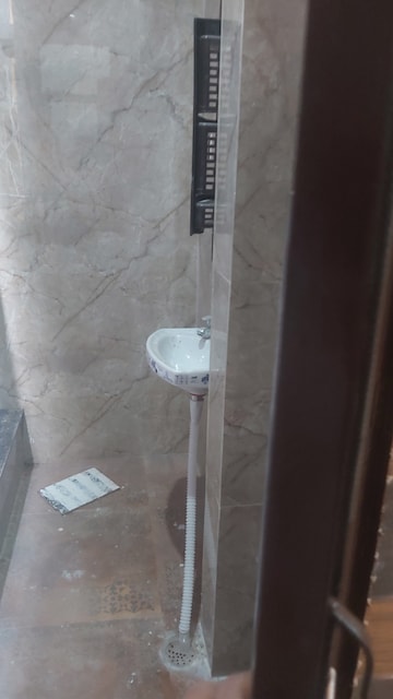 Furnished Amenities in 2.5 BHK Builder Floor at Mayur Vihar – for Rent
