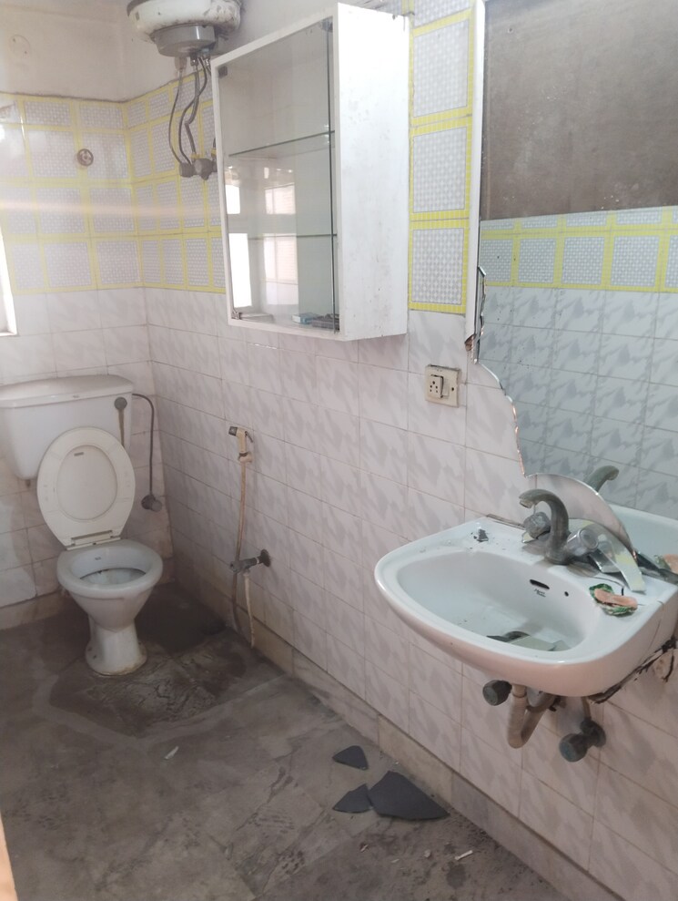 Bathroom, garden reach 3 Bedroom 1500 Sq.Ft. Apartment In Garden Reach Kolkata 8033996