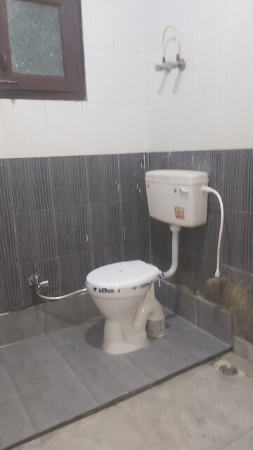 Bathroom in 2.5 BHK Builder Floor at Mayur Vihar – for Rent