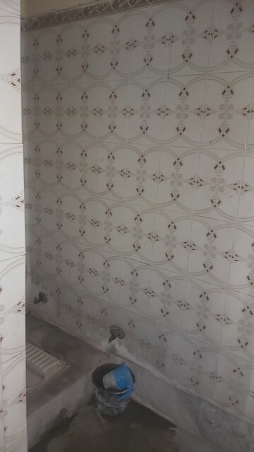 Bathroom in 2.5 BHK Builder Floor at Mayur Vihar – for Rent