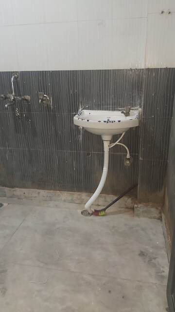 Bathroom in 2.5 BHK Builder Floor at Mayur Vihar – for Rent