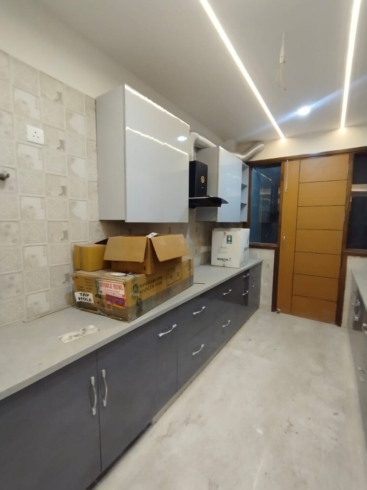 Kitchen, paschim vihar 3.5 Bedroom 100 Sq.Yd. Builder Floor In Paschim Vihar Delhi 8034051