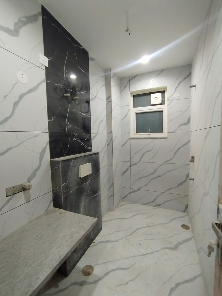 Bathroom, paschim vihar 3.5 Bedroom 100 Sq.Yd. Builder Floor In Paschim Vihar Delhi 8034051