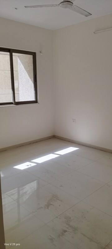 Room in 2.5 BHK Apartment at Lodha Splendora, Ghodbunder Road – for Rent