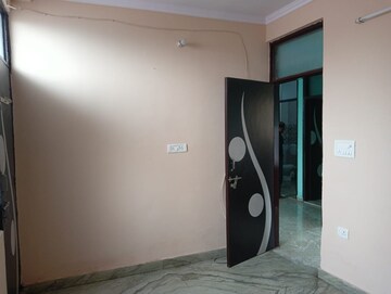 Room in 2 BHK Apartment at Roshanara Road – for Rent