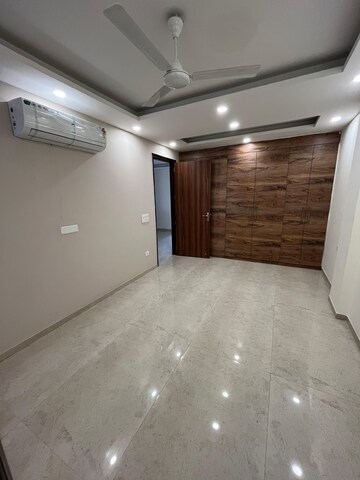 Room in 3.5 BHK Apartment at Orchid Island, Sector 51 – for Rent