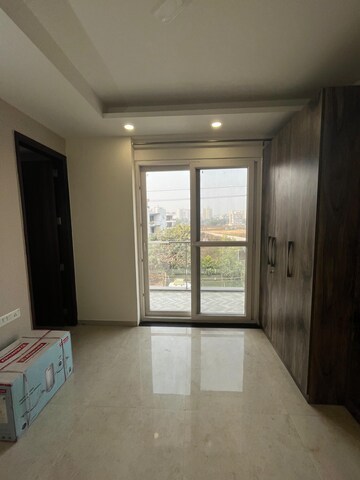 Room in 3.5 BHK Apartment at Orchid Island, Sector 51 – for Rent