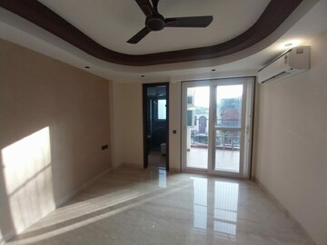 Room in 3 BHK Builder Floor at Sarvapriya Vihar – for Sale