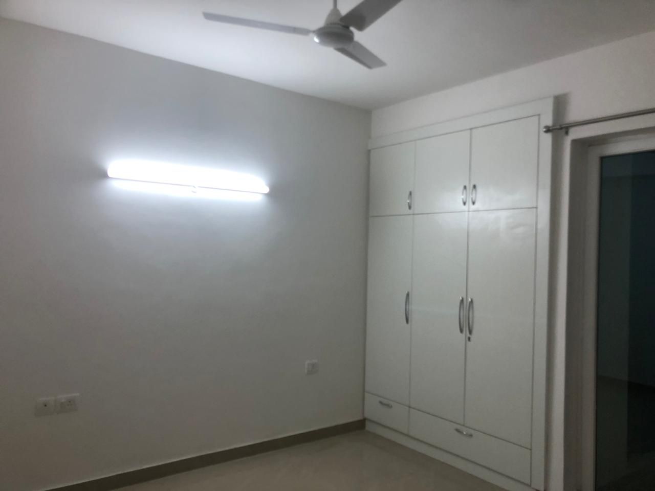 3 BHK + Servant Room Apartment For Sale in Amrapali Sapphire