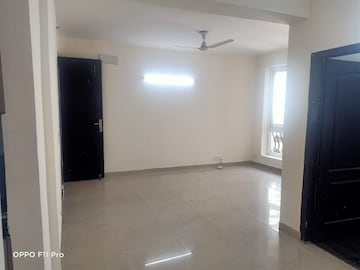 Room in 3 BHK Apartment at Mahagun Moderne, Sector 78 – for Rent