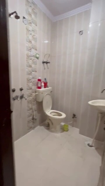 Master Bedroom in 2.5 BHK Builder Floor at Mayur Vihar Phase 1 – for Rent