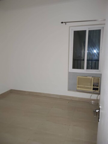 Room in 3 BHK Apartment at Gaur City 2 - 14th Avenue, Sector 16c Greater Noida – for Rent