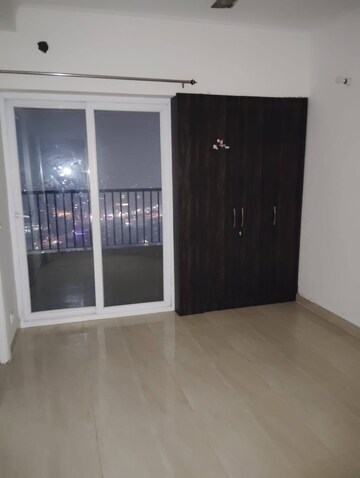 Room in 3 BHK Apartment at Gaur City 2 - 14th Avenue, Sector 16c Greater Noida – for Rent