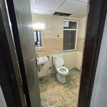 Attached Bathroom in 2.5 BHK Apartment at Amrapali Riverview, Amrapali Leisure Valley – for Rent
