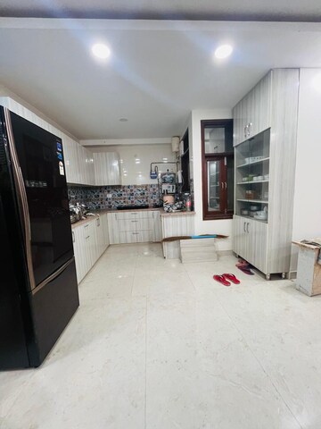 Parking in 3 BHK Builder Floor at Palm Residency Chhatarpur, Chattarpur – for Rent