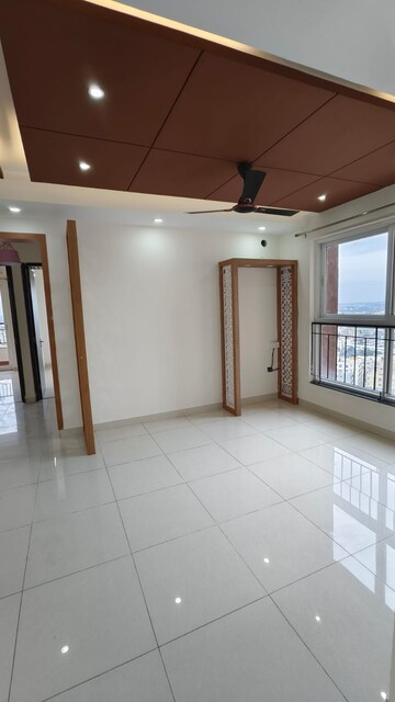 Room in 3 BHK Apartment at Pashmina Waterfront, Old Madras Road – for Rent