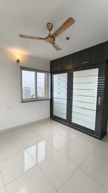 Room in 3 BHK Apartment at Pashmina Waterfront, Old Madras Road – for Rent