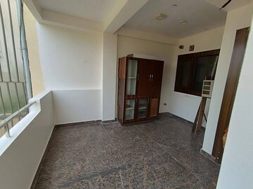 Room in 3 BHK Builder Floor at Sector 4 – for Rent