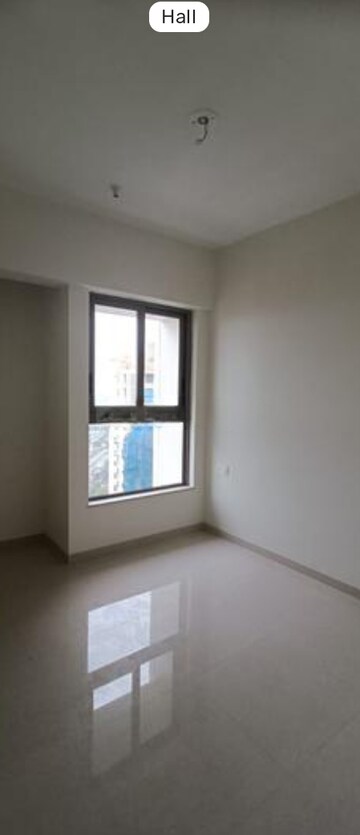 Room in 2 BHK Apartment at Kalpataru Paramount, Kapur Bawdi – for Rent
