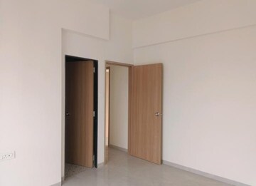 Room in 2 BHK Apartment at Kalpataru Paramount, Kapur Bawdi – for Rent