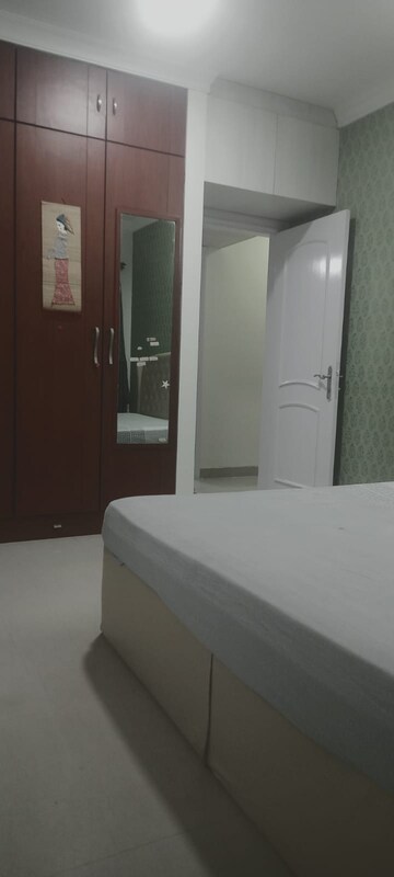 Room in 2 BHK Apartment at Raheja Sherwood, Goregaon East – for Rent