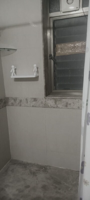 Room in 2 BHK Apartment at Raheja Sherwood, Goregaon East – for Rent