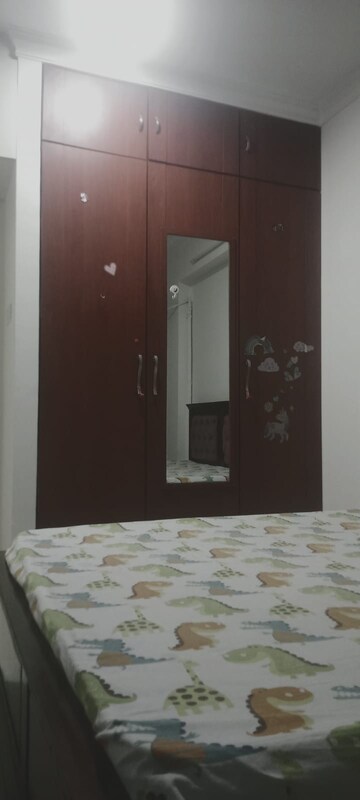 Room in 2 BHK Apartment at Raheja Sherwood, Goregaon East – for Rent