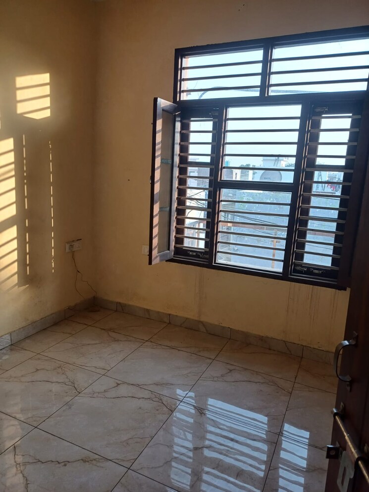 Room, sector 115 3 Bedroom 70 Sq.Yd. Independent House In Sector 115 Mohali 8035653